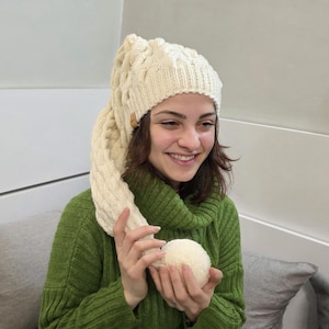 Handgestrickte Wollmütze mit Zöpfen und Bommel