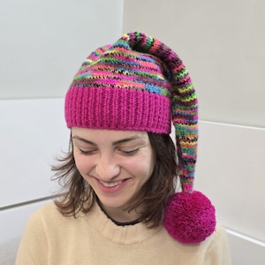 Handgestrickte bunte Bommelmütze: Long Tail Mütze