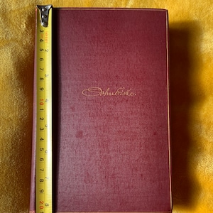 Może przedstawiać: Burgundowa książka w twardej oprawie ze złotymi napisami na grzbiecie i okładce. Na okładce znajduje się napis "Sohubiske." w kolorze złotym.