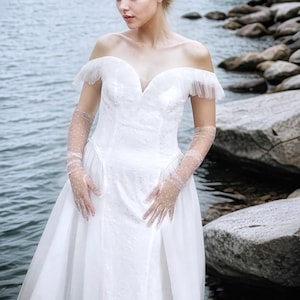 Robe de mariée épaules nues : robe de mariée ajustée et évasée en dentelle avec corset