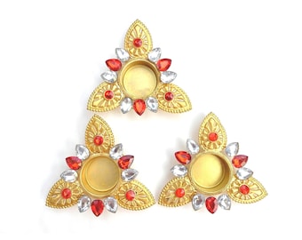 Bougeoir triangulaire doré de 11,5 cm, motif floral Kundan Diya avec perles rouges et argentées