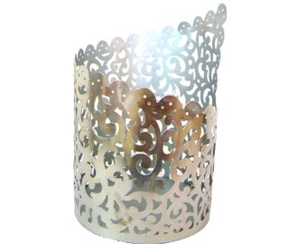 Bougeoir en métal ajouré à motifs floraux, fait main, style néo-déco indien Jali, pour jeux d'ombres.