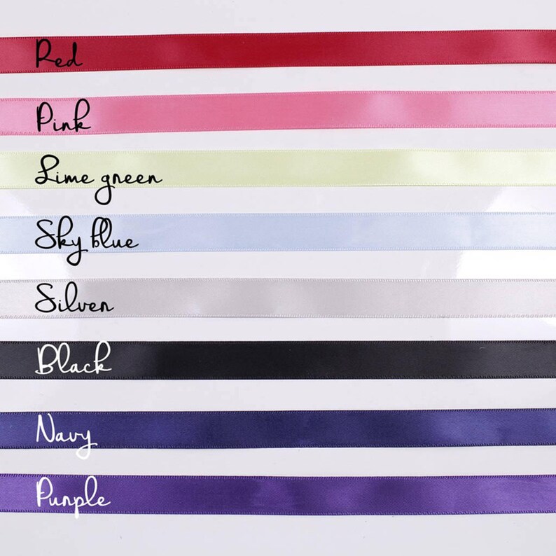 Pu&ograve; includere: Una collezione di nastri di raso colorati in varie tonalit&agrave;, tra cui rosso, rosa, verde lime, celeste, argento, nero, blu navy e viola. Ogni nastro &egrave; etichettato con il nome del colore corrispondente in corsivo.