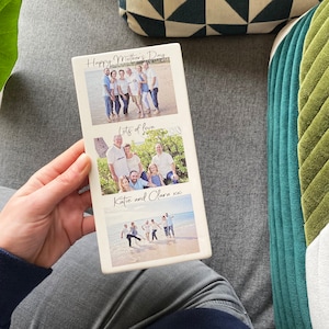 以下が含まれることがあります： 家族の3枚の写真が載った白いセラミックタイル。一番上の写真は「Happy Mother's Day」と書かれている。真ん中の写真は「Lots of love」と書かれている。一番下の写真は「Katie and Clara xx」と書かれている。