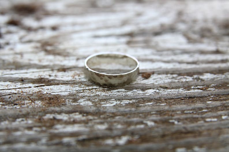 Wedding band-Gold wedding ring-Textured ring-Hammered ring-Unisex ring-Natural white gold-Statement ring