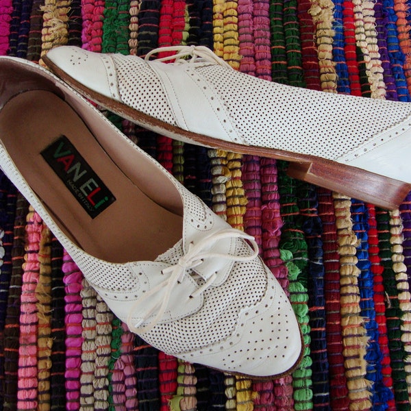 Vintage White Leather Oxford Flats Pointy Toe Lace Up Size 6 1/2 Made in Italy By VAN ELi