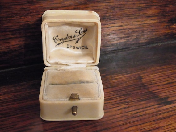 英国製ヴィンテージ/アンティークベークライトリングケースクリーム