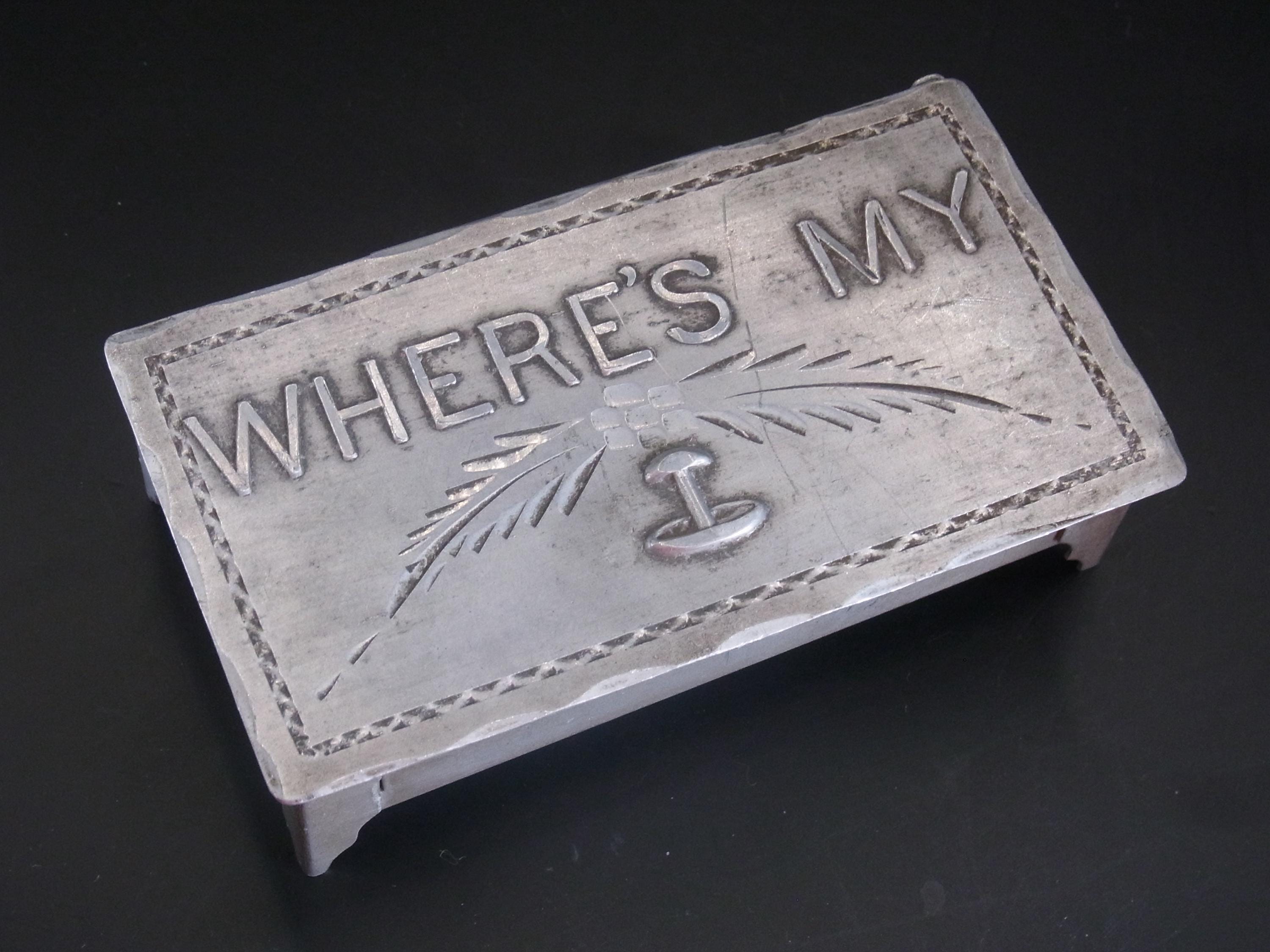 アンティーク　ピン　ボックス　ケース ヴィンテージアルミ製ピンケース。記念品ボックス、蝶番付き小物入れ