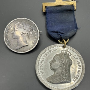Gereserveerde lay-outbetaling 3 van 3 diamanten jubileummedaille koningin Victoria en broche koningin Victoria Oost-Indische Compagnie: broche met één roepie