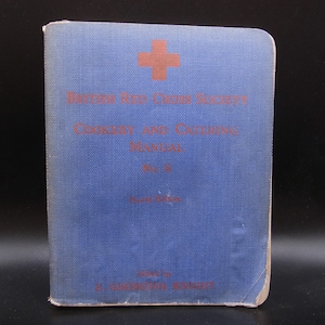 livre ancien. Société de la Croix-Rouge britannique, Seconde Guerre mondiale, manuel de cuisine et de restauration pour les troupes dans les tranchées et les hôpitaux militaires
