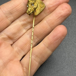 Vintage Anstecker mit Pferd.  Silberfarbene Reitstock-Anstecknadel aus den 1910er Jahren. Reiter Krawattennadel.  Krawattennadel Revers