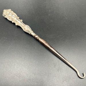 Antiker Knopfhaken mit Silbergriff, 1920. Traditionelle Damenhandschuhe. Edwardianisches Modeaccessoire.