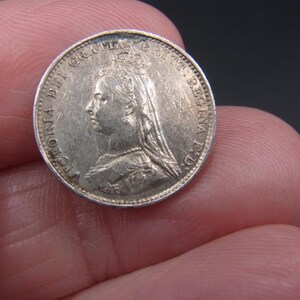 Moneda de plata de tres peniques de la Reina Victoria de 1887. Medalla de amor. Joyería victoriana de plata. Monedero. Recuerdo de joyería de la Reina Victoria.