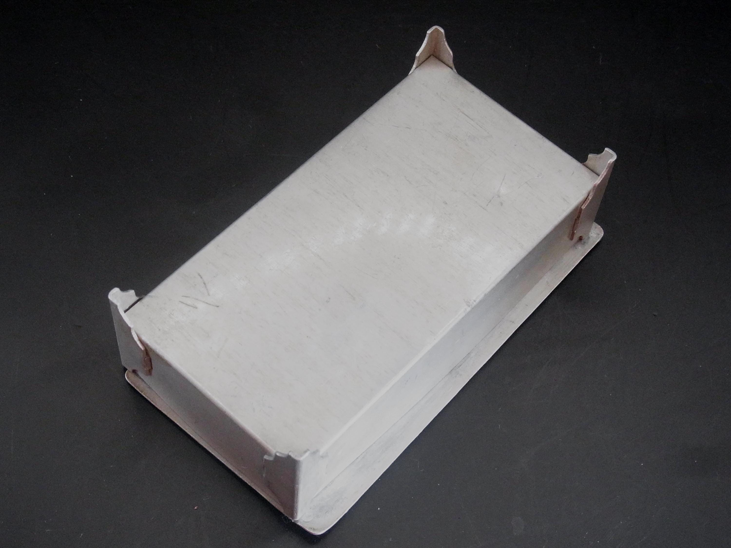 ヴィンテージアルミ製ピンケース。記念品ボックス、蝶番付き小物入れ