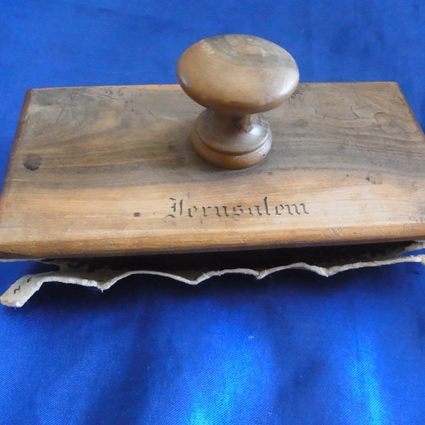 Mid Century Olive Wood Desk Blotter Jerusalem cir 1950s. Buvard en bois. Décor de bureau. Accessoire de bureau Treen Butter. Cadeau de Noël au bureau