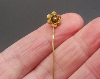 Spilla a forma di fiore placcata in oro antico. Fermacravatta inglese degli anni '10 circa. Spilla da cravatta. Sposo, regalo di nozze, . Qualcosa di vecchio