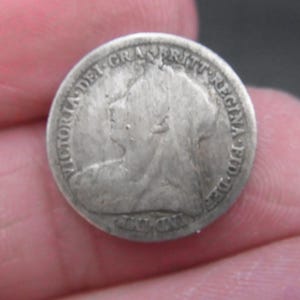 Moneda de plata de tres peniques de la Reina Victoria de 1898. Medalla de amor. Joyería victoriana de plata. Monedero. Joyería de recuerdo de la Reina Victoria.
