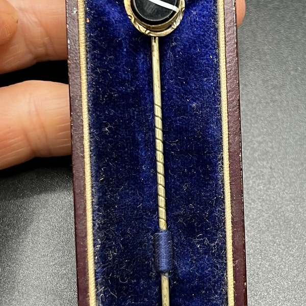 Antike viktorianische gebänderte Achat Stiftnadel in Original Box oder Etui - englische Krawattennadel um 1890er Jahre. Krawattennadel, 1800er Jahre, Hochzeit, Bräutigam