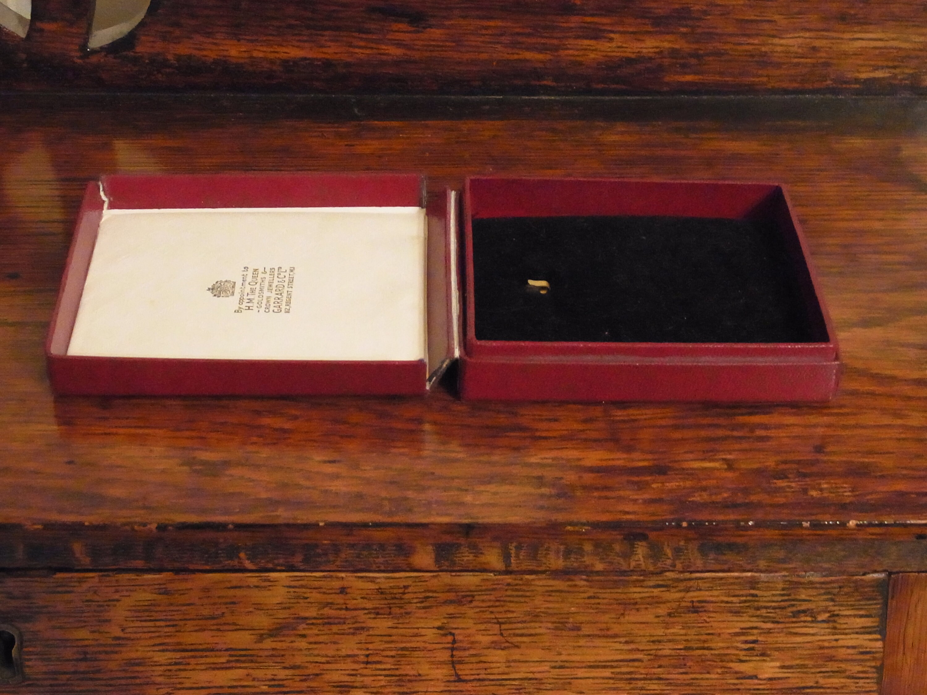 Gift box Crown Jewellers Vintage Jewellery or Medal Box circa 1930s or 1940s Garrard of London Presentation Box Antique Jeweler's Box Gift box Crown Jewellers Vintage Jewellery or Medal Box circa 1930s or 1940s Garrard of London Presentation Box Antique Jeweler's Box