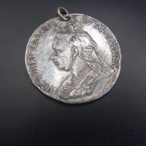 Queen Victoria medal given by the children of Bristol to commemorate the Queens visit to Bristol Nov 15 1899. Royal Bristol history medal