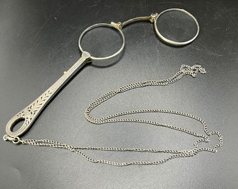 Hermosos lorgnettes plateados antiguos, lorgnette de gafas plegables antiguas. Gafas plegables. gafas de 1900