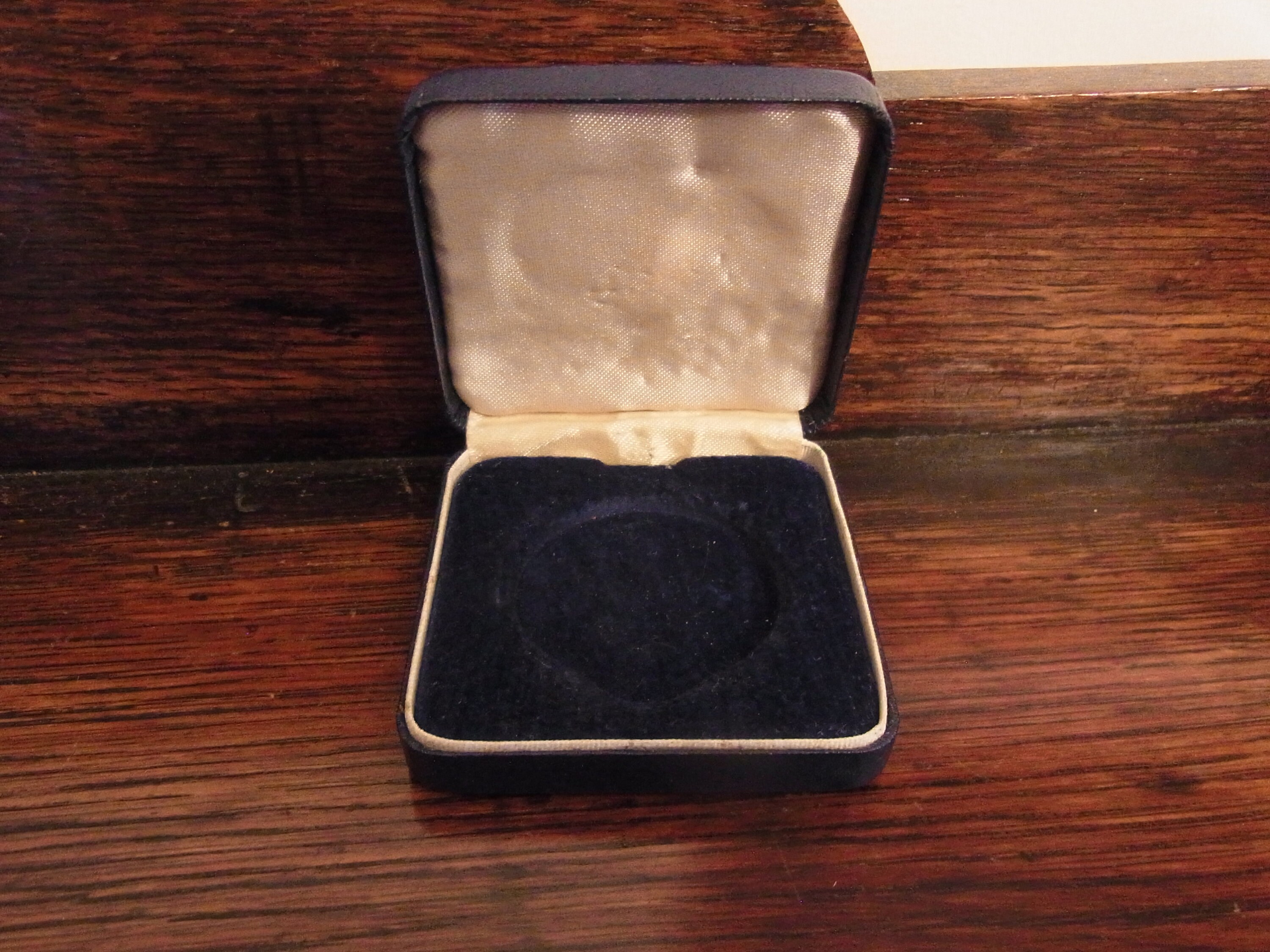 Gift box Crown Jewellers Vintage Jewellery or Medal Box circa 1930s or 1940s Garrard of London Presentation Box Antique Jeweler's Box Gift box Crown Jewellers Vintage Jewellery or Medal Box circa 1930s or 1940s Garrard of London Presentation Box Antique Jeweler's Box