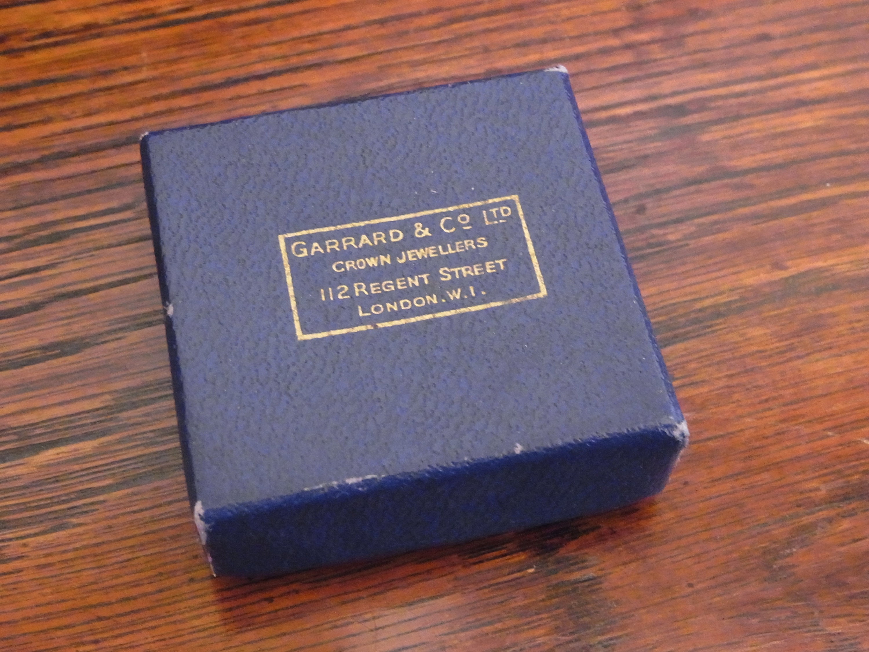 Gift box Crown Jewellers Vintage Jewellery or Medal Box circa 1930s or 1940s Garrard of London Presentation Box Antique Jeweler's Box Gift box Crown Jewellers Vintage Jewellery or Medal Box circa 1930s or 1940s Garrard of London Presentation Box Antique Jeweler's Box