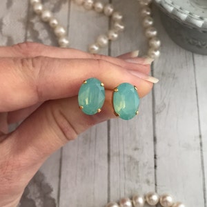 Peut inclure: Une paire de boucles d'oreilles ovales avec des pierres bleu clair serties d'or.