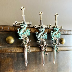 Épée de dragon médiévale Épingle de kilt de dragon Dragon gree Dragon celtique Renaissance Faire donjons et cadeau amateur de dragons bijoux fantaisie