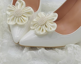 Bridal Shoe Clips, Flower Shoe Clips, Wedding Shoe Clips, Pearl Shoe Clips, Gift From Mother To Bride, Shower Gift For Bride, Gift For Bride