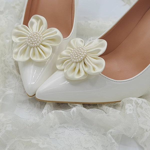 Bridal Shoe Clips, Flower Shoe Clips, Wedding Shoe Clips, Pearl Shoe Clips, Gift From Mother To Bride, Shower Gift For Bride, Gift For Bride