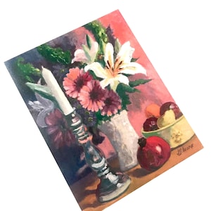 La carte avec impression de mon oeuvre d'art originale « Fleurs avec bougie et fruits » est une carte pour toutes les occasions de 5 x 6,5 po., vierge à l'intérieur et livrée avec une enveloppe.