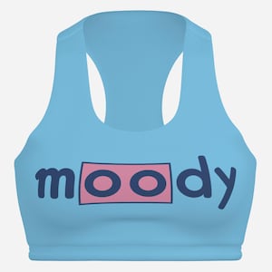 Puede incluir: Sujetador deportivo azul claro con diseño de espalda nadadora. La palabra "moody" está impresa en la parte delantera en letras azul oscuro, con la "oo" dentro de un rectángulo rosa.