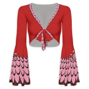 Può includere: Top corto rosso a maniche lunghe con scollo a V e chiusura con fiocco. Le maniche svasate a campana presentano un design a forma di piuma rosa e nera. Lo scollo e il fiocco presentano un motivo geometrico rosa e nero.