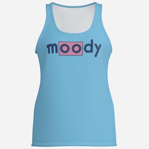 Puede incluir: Una camiseta sin mangas azul claro con la palabra "moody" en letras azul marino. La palabra "moody" está en un rectángulo rosa. La camiseta sin mangas tiene una espalda de malla blanca.