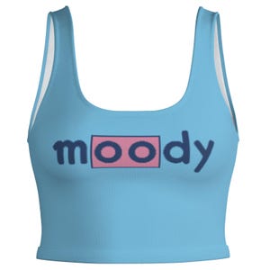 Puede incluir: Top corto azul claro con la palabra "moody" en letras azul marino, con las letras "oo" dentro de un rectángulo rosa. El top tiene cuello redondo y ribete blanco.