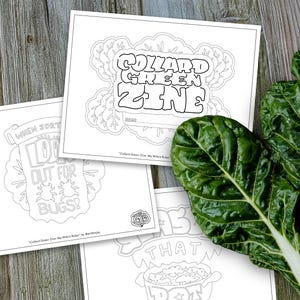 Może przedstawiać: Trzy czarno-białe kolorowanki z tekstem i ilustracjami, w tym "Collard Green Zine", "When Sort Look Out For Bugs!" i "Grab That Pot". Świeża jarmuż po prawej stronie. Strony leżą na drewnianej powierzchni.