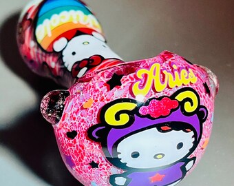 Conceptions de pipes personnalisées Hello Kitty ! Pièce en verre cuillère vinyle art 3,5" bol. Nom ou dicton PERSONNALISÉ ! fumée 420. Fierté du zodiaque Bélier