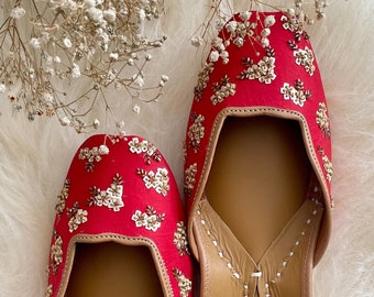 Rojo Juttis Punjabi Jooti Zapatos de mujer Zapatos de tacón bordados Khussa Zapatos de novia
