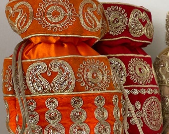 5 bolsos de mano de diseño elegante y sofisticado en colores surtidos. Estilo étnico, real y vintage. Ideales para bodas indias y pakistaníes.