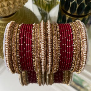 Kimran Armreif-Stapel für zwei Hände - Perlen und champagnerfarbene Steine