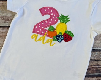 Twotti Frutti Geburtstags-Shirt - Gestickte Applikationen - Outfit zum zweiten Geburtstag - Obst-Thema-Party-Shirt - Personalisiertes Kleinkind-Geburtstags-T-Shirt
