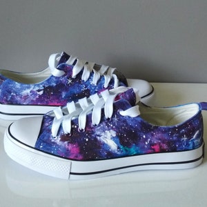 Handbemalte Lila Galaxy Sneakers: Himmlische Canvas Schuhe