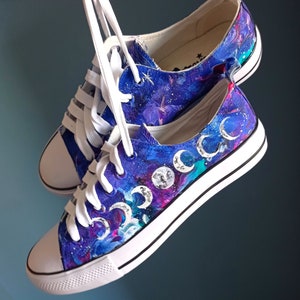 Zapatillas con fases lunares pintadas a mano para amantes de la astronomía: diseño artístico de galaxia morada.