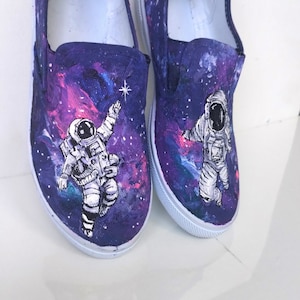 カスタム手描きの宇宙飛行士ギャラクシーシューズ、宇宙飛行士ギャラクシーシューズ、宇宙旅行者シューズ