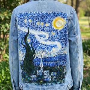 Giacca in denim dipinta a mano con motivo Notte stellata: giacca in jeans personalizzata ispirata a Van Gogh