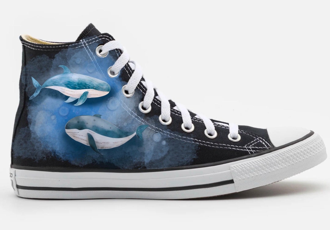 Sneakers personalizzate con raffigurazione di balene dipinte a - Main Image