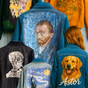 Op de afbeelding: Assortiment van spijkerjacks met geschilderde ontwerpen. De ontwerpen omvatten een portret van Van Gogh, een schedel, een golden retriever genaamd Astor en kunstwerken geïnspireerd op Klimt en Van Goghs zonnebloemen. Jassen in verschillende kleuren.