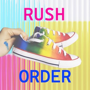Könnte beinhalten: Ein Paar Regenbogen-Leinenschuhe mit weißen Schnürsenkeln und einer weißen Gummisohle. Die Schuhe sind vor einem farbenfrohen Hintergrund mit den Worten "RUSH ORDER" in Pink und Blau platziert.