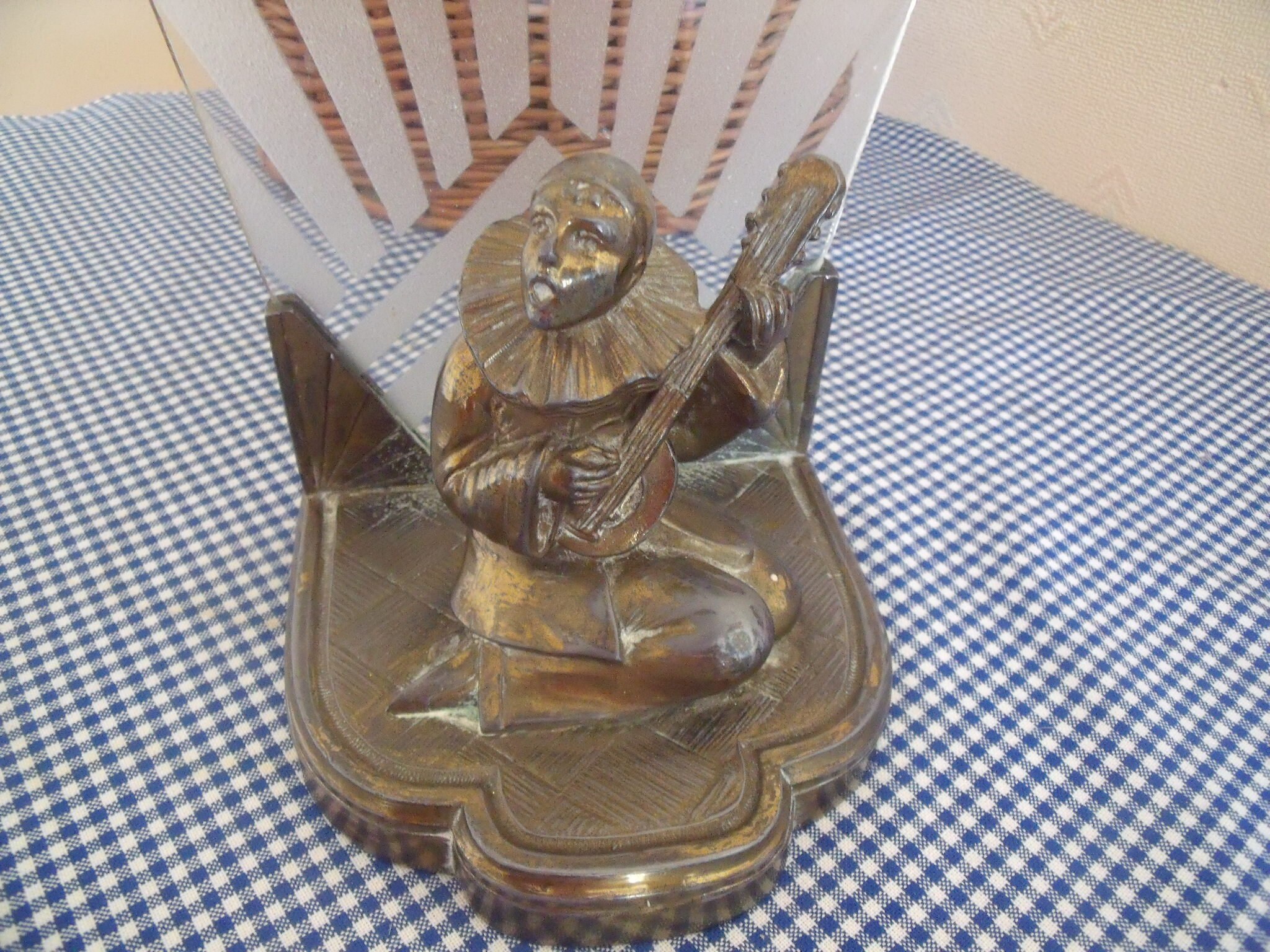 PIERROT À LA Mandoline statuette ancienne en plomb accidentée EUR 39